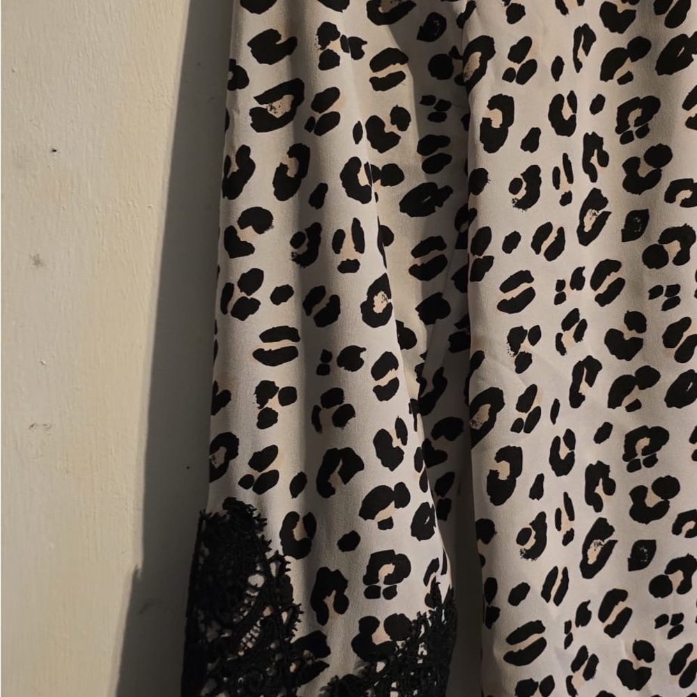 Elegant Black and White Leopard Blouse with Lace Trim - Picture 14 of 15